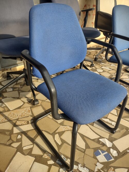 Chaises métalliques bleu marine et rouge